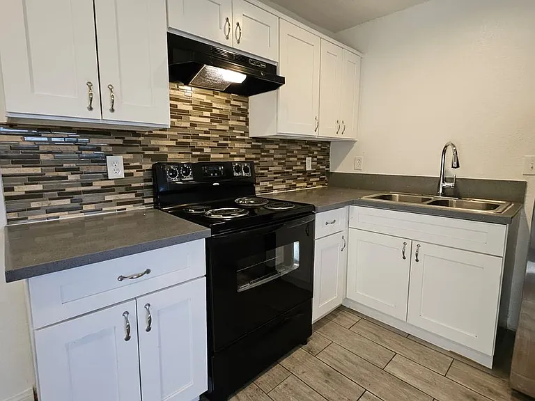 1509 E Harmon Ave — Photo 5