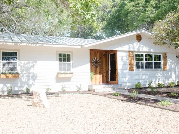 902 N Adams St, Fredericksburg, TX 78624