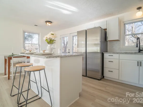 2594 Cedar Valley Dr, Conover, NC 28613