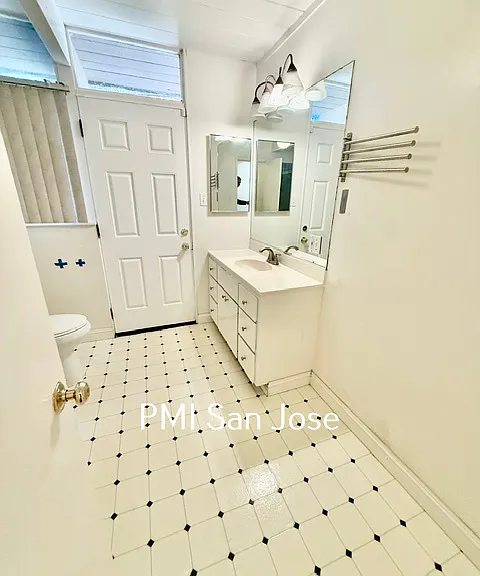 2066 Sandalwood Ct - Hall Bath_08052026