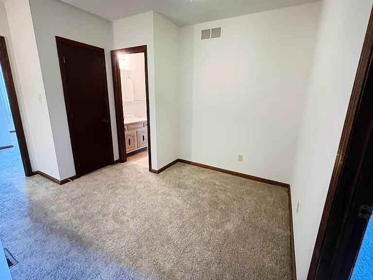 Crestbrook Apartments & Townhomes — Photo 47