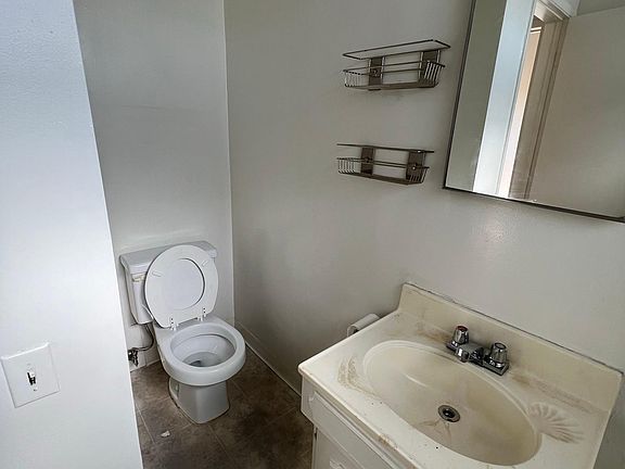 3rd image of 2572 S Sepulveda Blvd APT 4