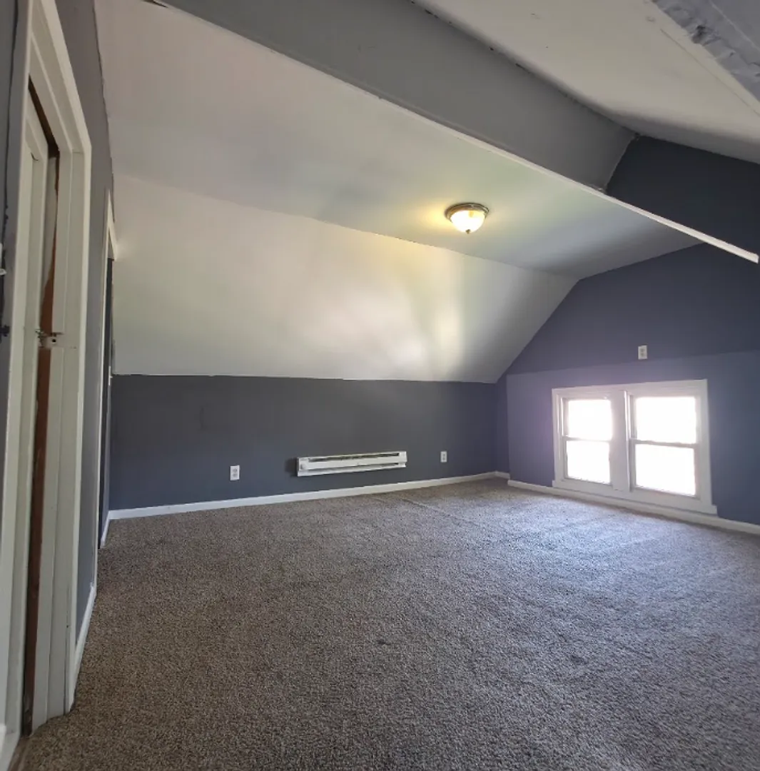 Single Family Home 3 beds 1.5 bath Available Now! — Photo 3