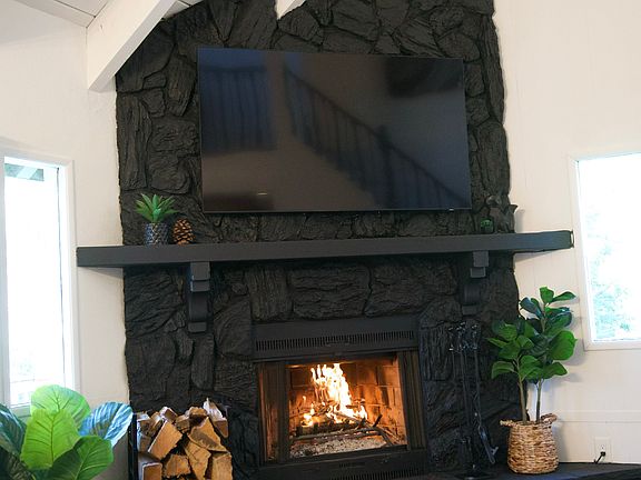 3rd image of 1090 Chateau Dr