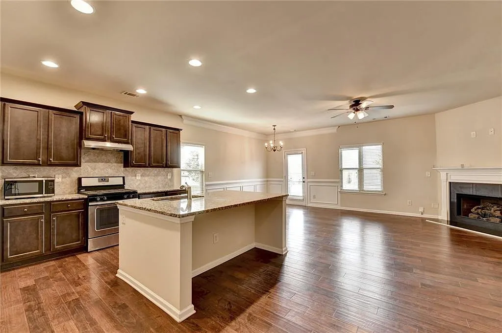 3 bed, 2.5 bath, 1900 sqft, $2,000 — Photo 3