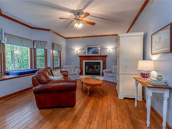 3rd image of 736 Lincoln Ct