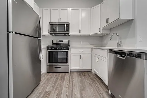 660 Grand St Photo 1