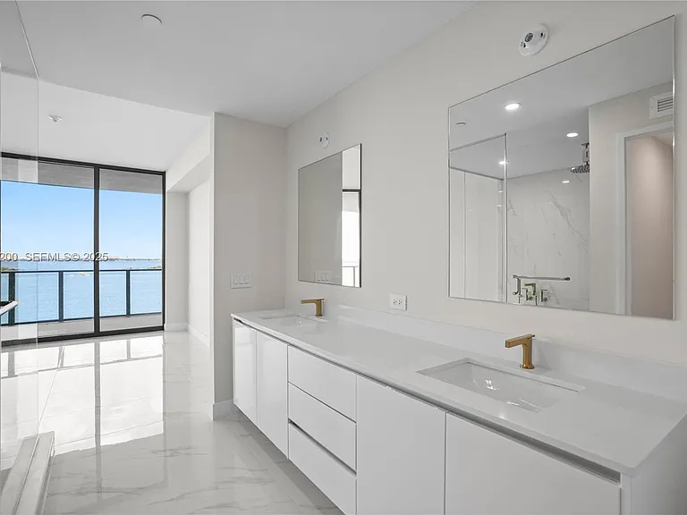 700 NE 24th St #602 — Photo 32