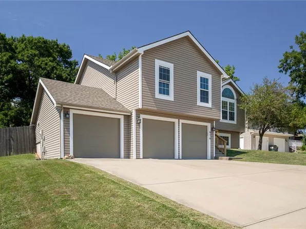 414 Hillbrook Ct, Lansing, KS 66043