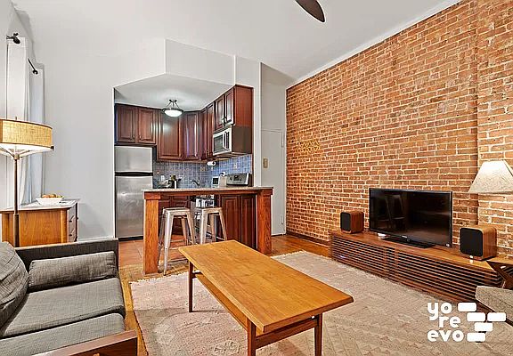 3rd image of 204 W 78th St APT 4C