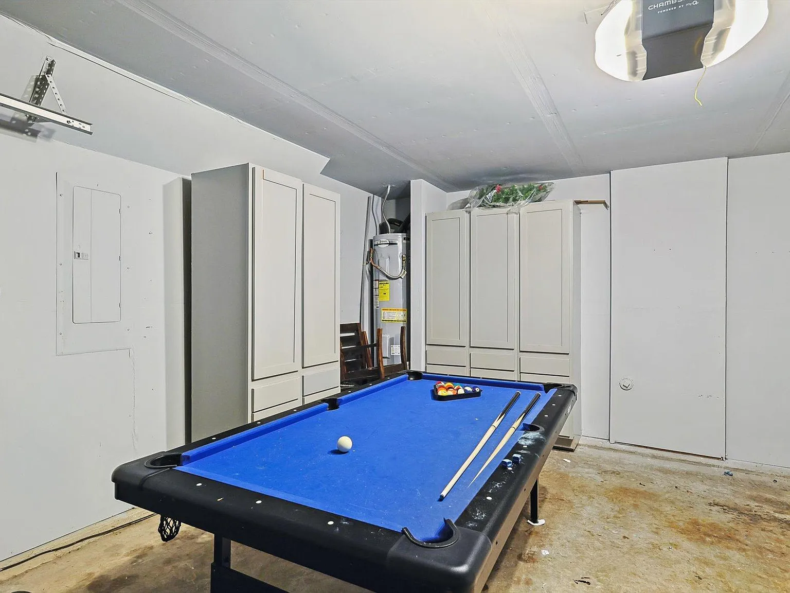 3 bed, 2.5 bath, 2313 sqft, $7,900 — Photo 3