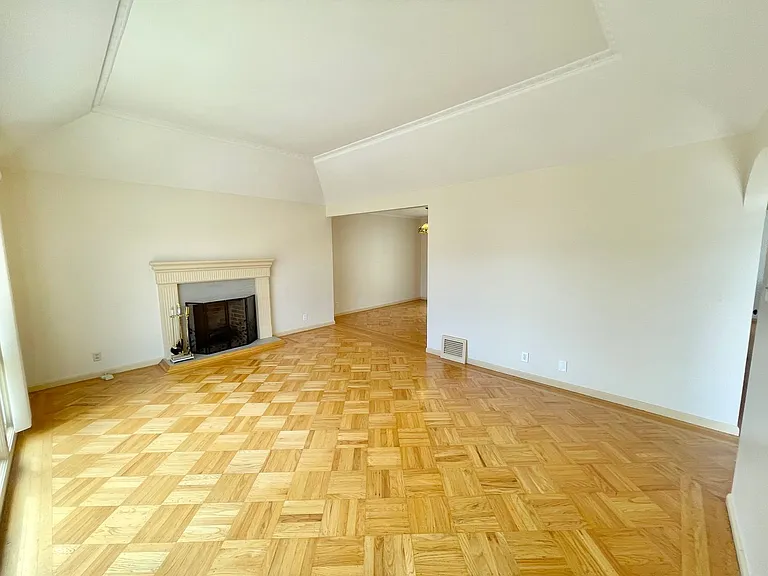 147 Forest View Dr — Photo 2