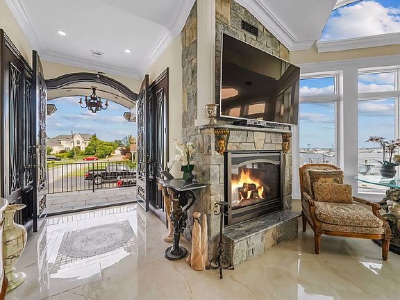 4th image of 238 W Islip Rd