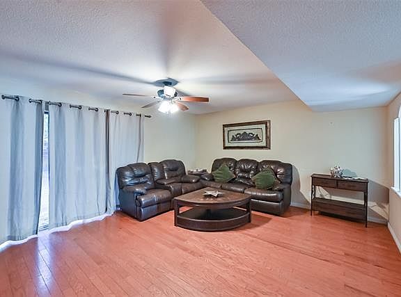 5th image of 610 Columbine Ln