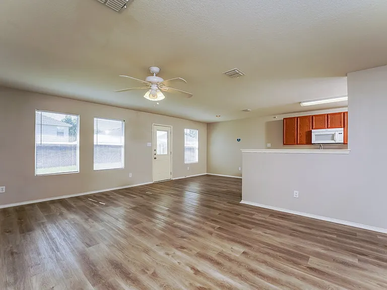 1209 Lambert Dr — Photo 4