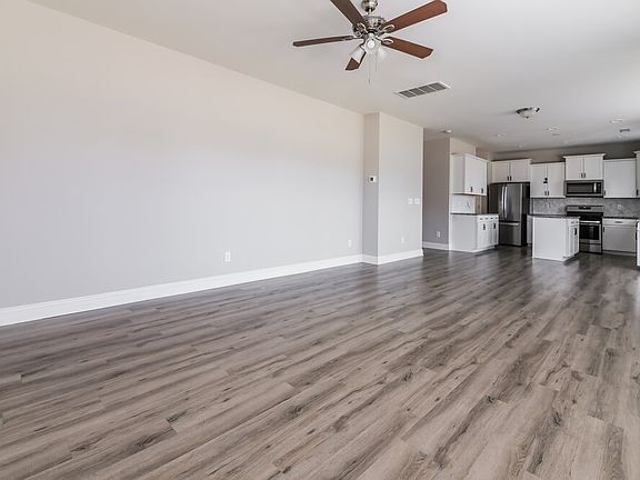 5th image of 504 Willow Breeze Ct