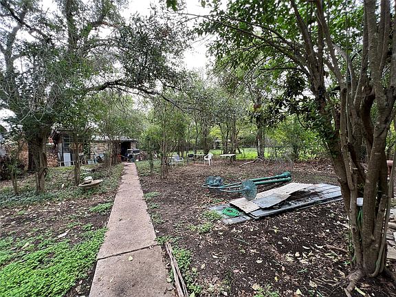 3rd image of 905 Neans Dr