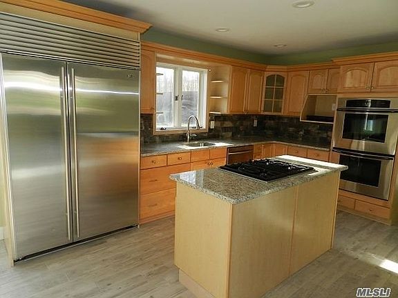 4th image of 16 Sachem Ct
