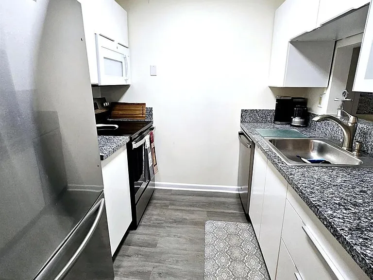 3212 NE 12th St #202 — Photo 16