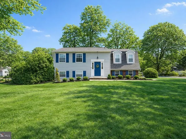 243 9th St, Pasadena, MD 21122