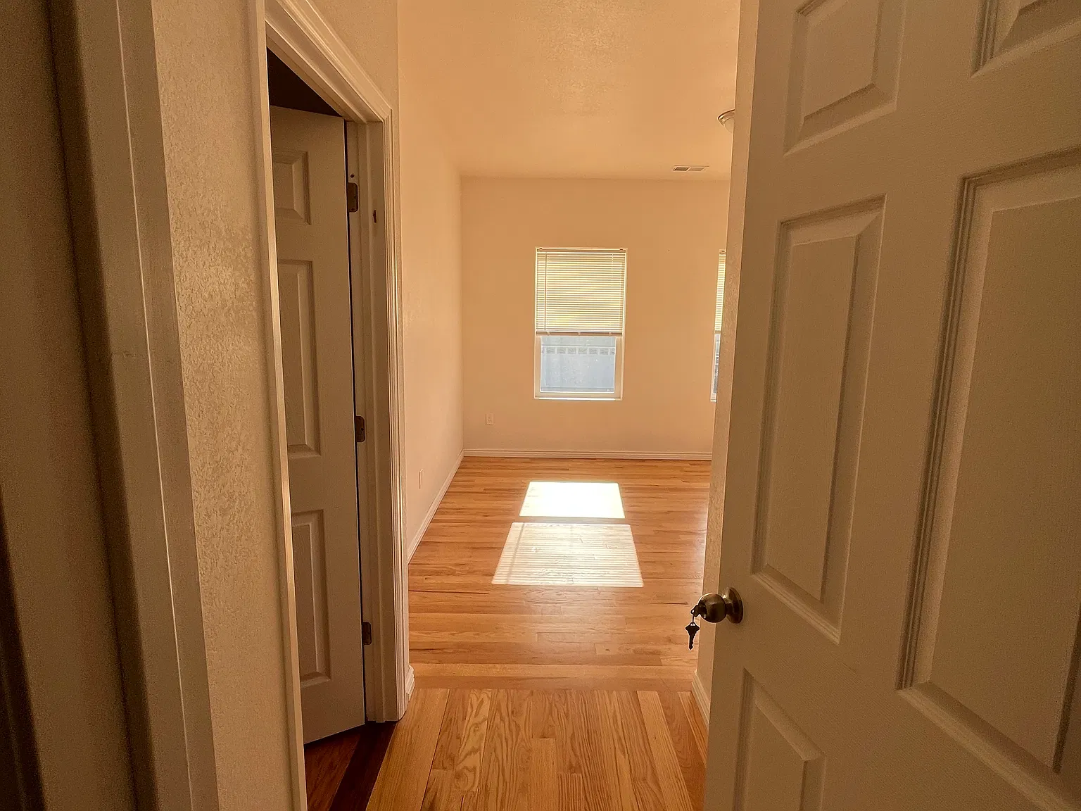 5 bed, 3800 sqft, $925 — Photo 3