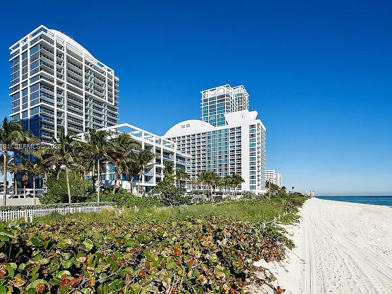 6801 Collins Ave #LPH05 — Photo 29