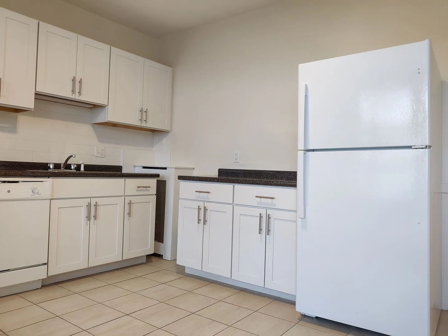 No Brokers fee, Large Renovated Unit in Allston. 4 bed. 2 Full Bathrooms. Central Heat, Laundry, ... — Photo 2