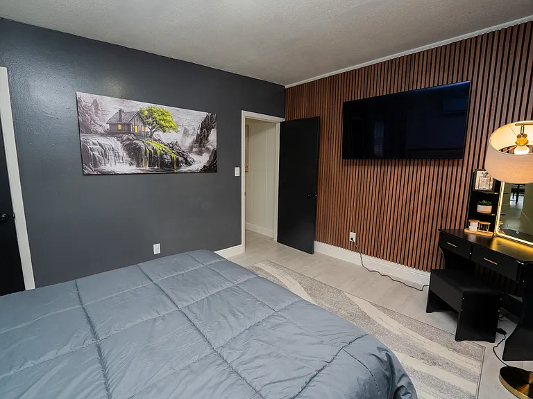 1109 E South St — Photo 44