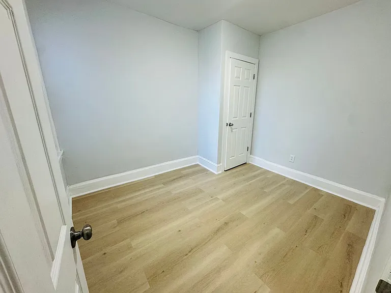 1415 N Hobart St — Photo 12