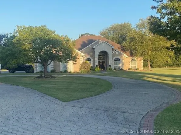 1404 N Broadway St, Stigler, OK 74462