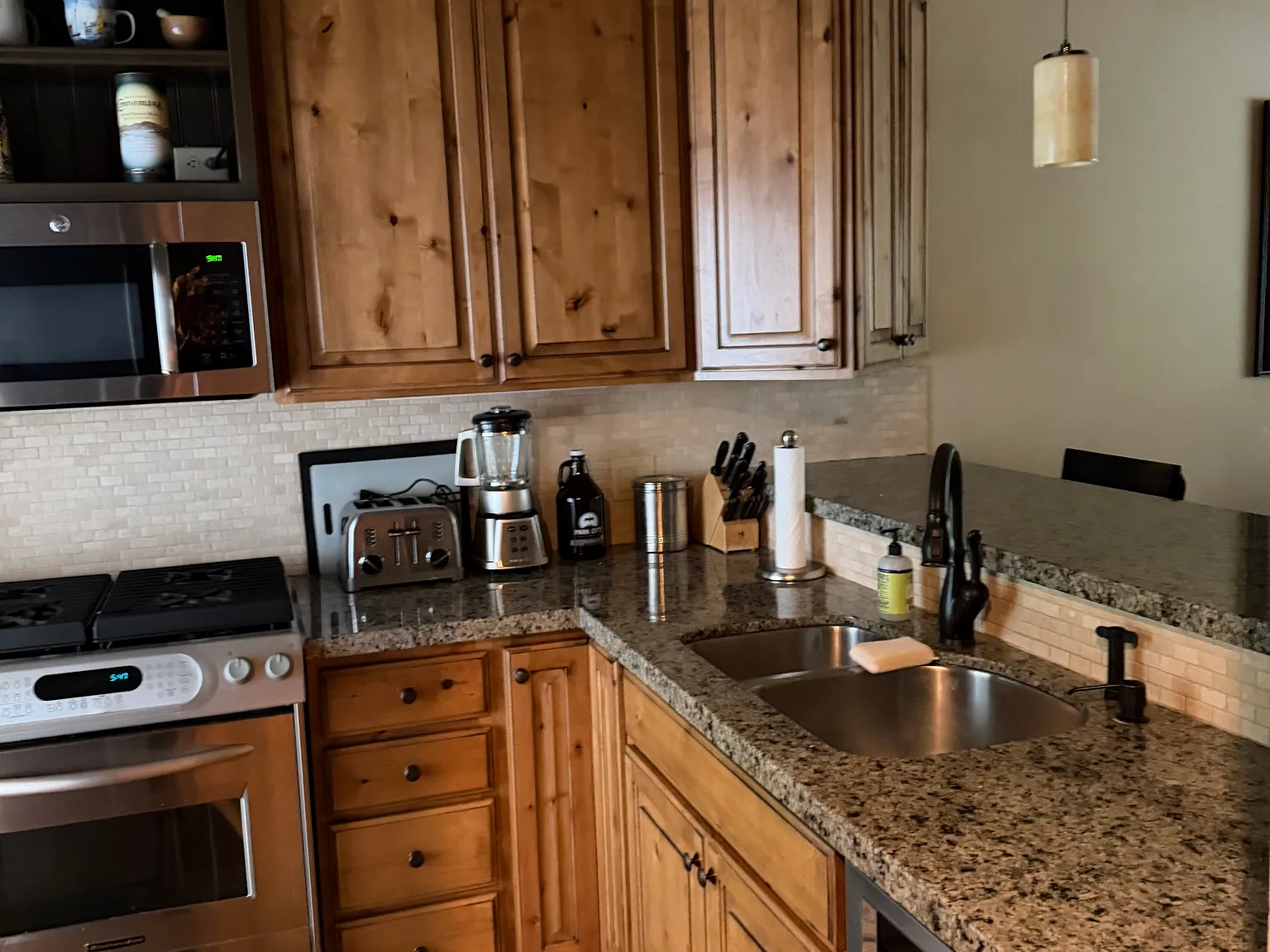 3 bed, 2.5 bath, 1700 sqft, $3,900 — Photo 2