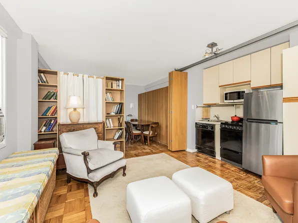 3935 Blackstone Avenue image 5 of 12