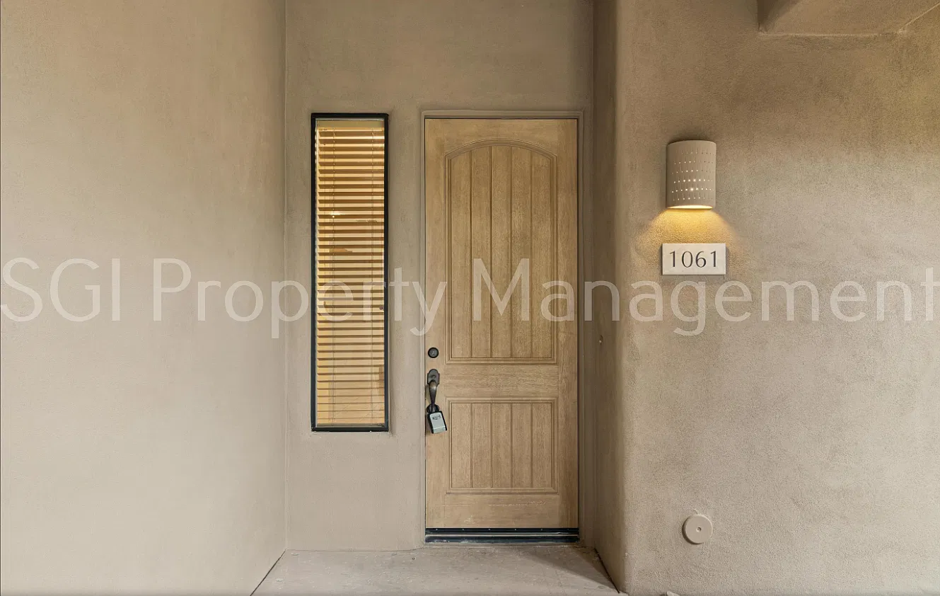 Resort style ground level unit in exclusive Scottsdale community — Photo 2