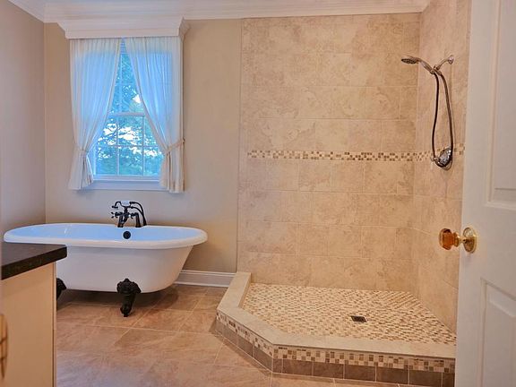 4th image of 34 Lexington Ct