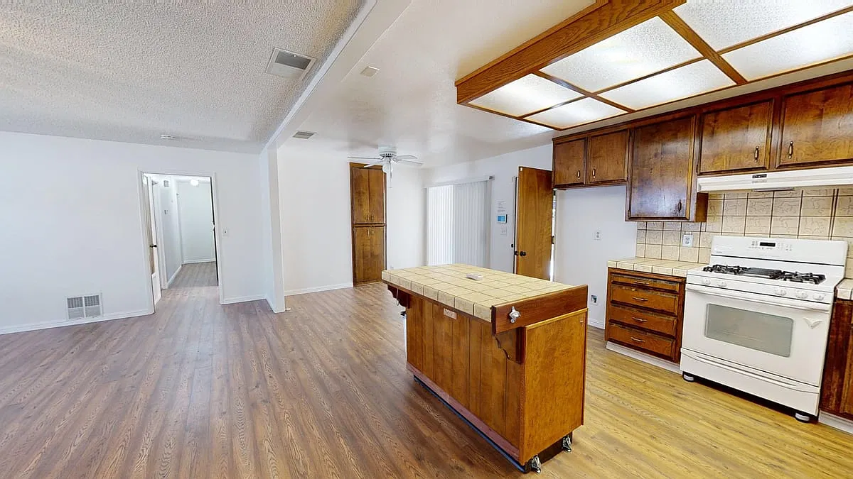 806 Oak Street — Photo 3
