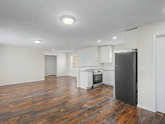 4th image of 620 N Oak St