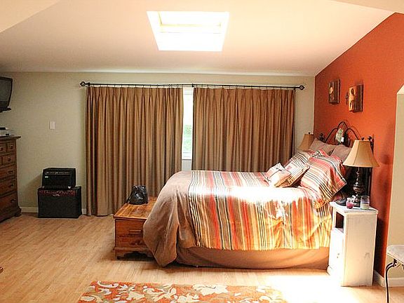 Master BR w skylight