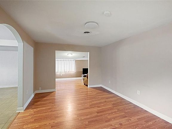 4th image of 400 Markham Dr