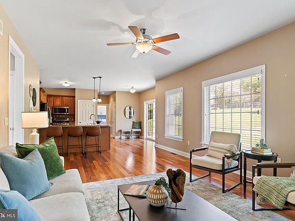 5th image of 8 Bayberry Rd