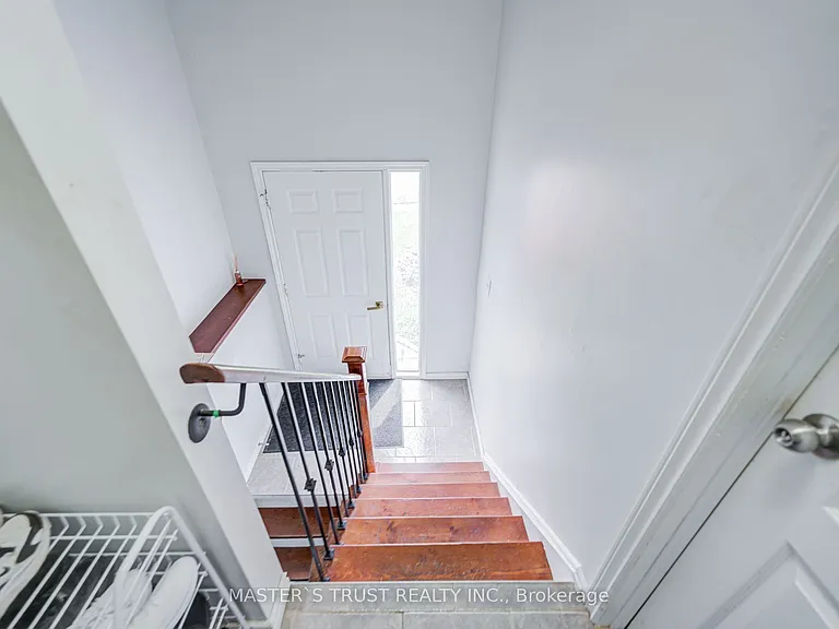 1179 Simcoe St S #2 — Photo 4