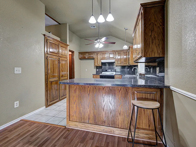 2912 Edinburg Dr — Photo 15