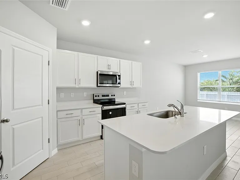 2465 NW 9th St — Photo 29