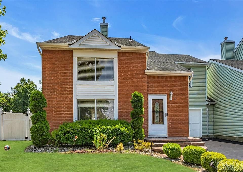 1st image of 47 Woodland Way
