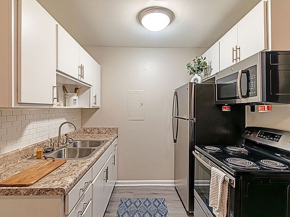 Explore this stylish kitchen, perfectly blending functionality and modern aesthetics.