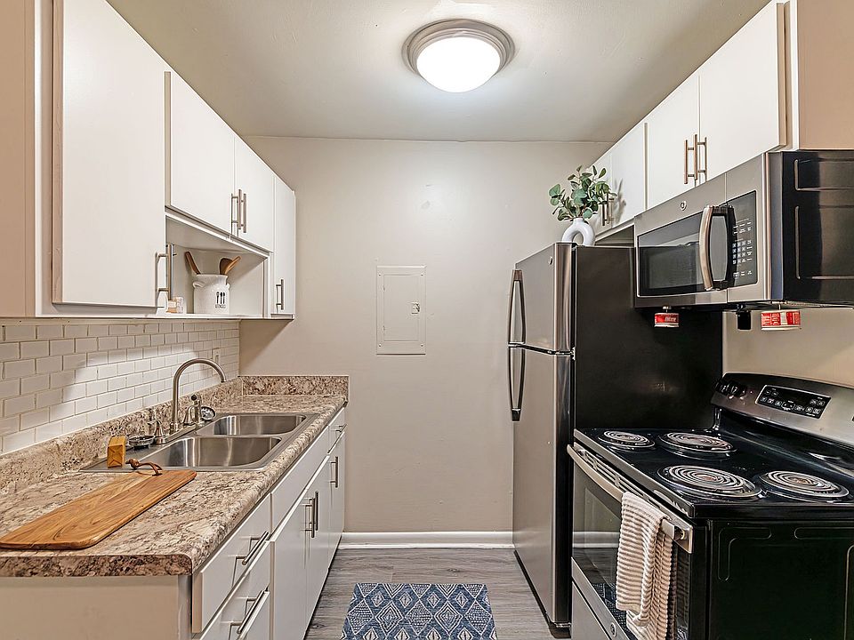 Explore this stylish kitchen, perfectly blending functionality and modern aesthetics.