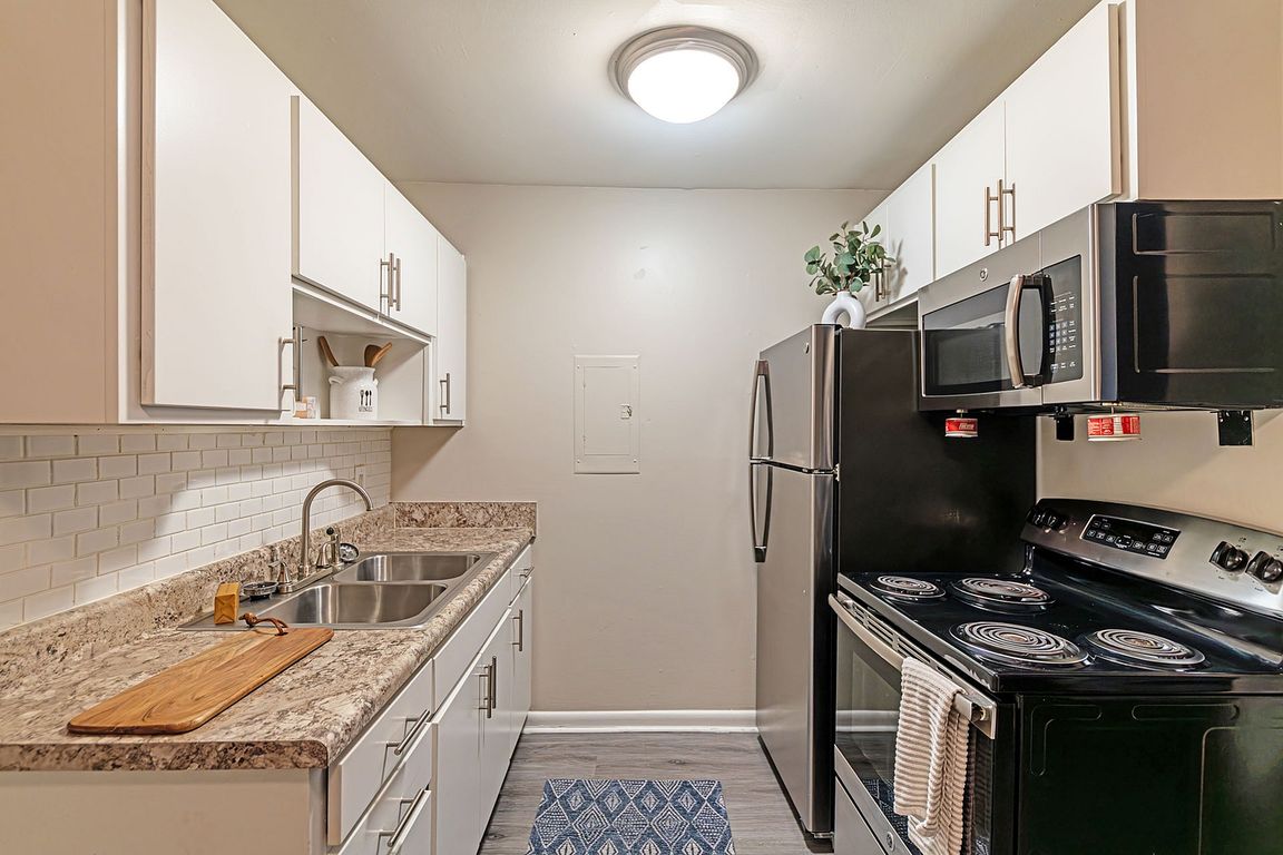 Explore this stylish kitchen, perfectly blending functionality and modern aesthetics.