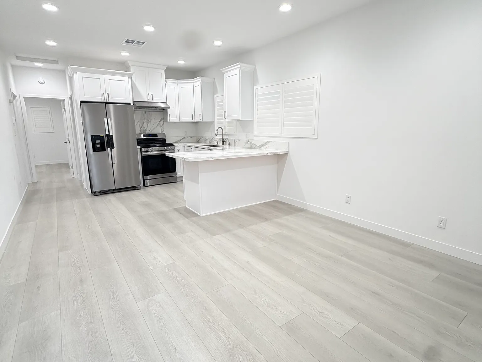 3 bed, 1000 sqft, $3,750 — Photo 2