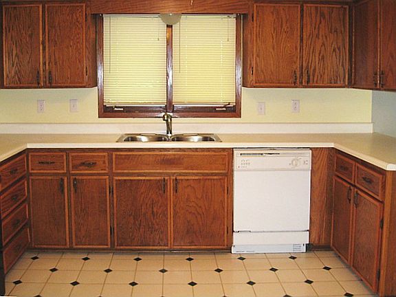 Kitchen w/ Oak Cabinets & Ceramic Flooring