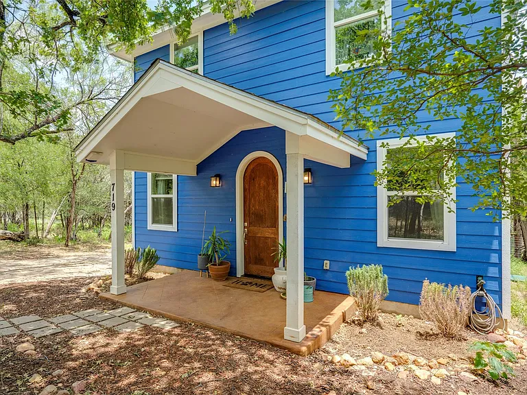 719 Birch Ln — Photo 2