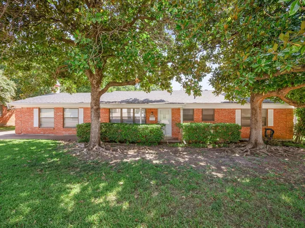 3217 Phoenix Dr, Fort Worth, TX 76116